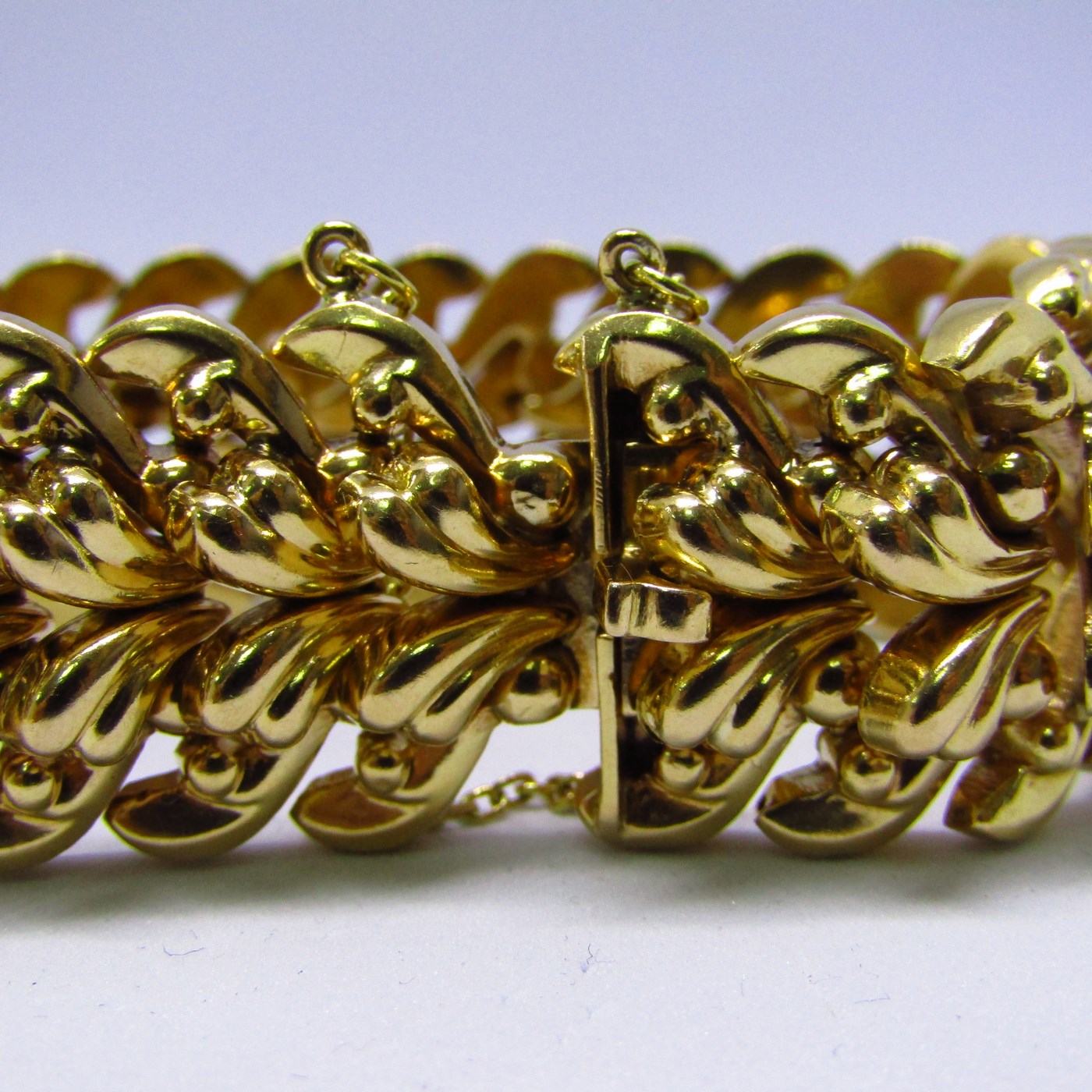 Brazalete Ancho en Oro "Años 60". 18k. 74,20 gr. Brazalete Ancho en Oro "Años 60". 18k. 74,20 gr.