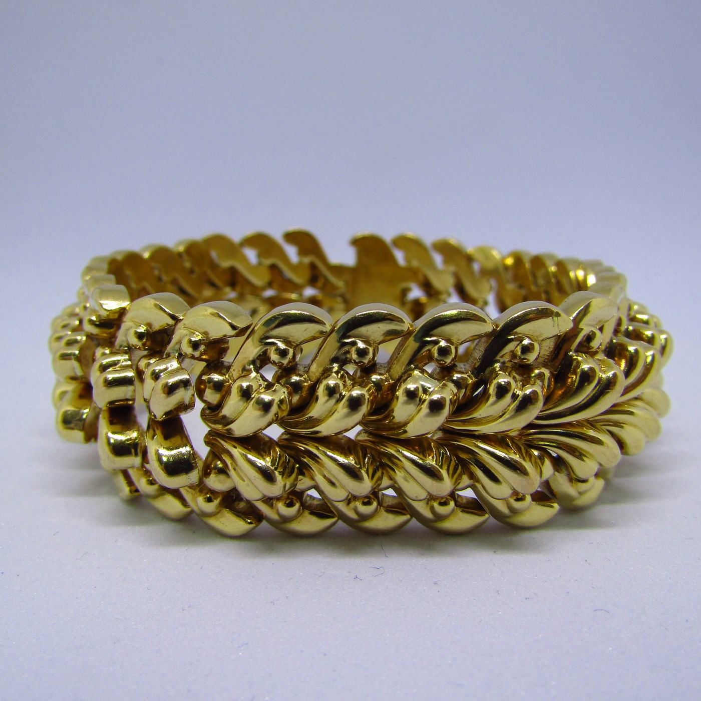 Brazalete Ancho en Oro "Años 60". 18k. 74,20 gr. Brazalete Ancho en Oro "Años 60". 18k. 74,20 gr.