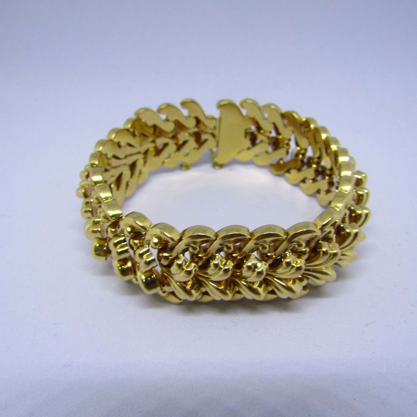 Brazalete Ancho en Oro "Años 60". 18k. 74,20 gr. Brazalete Ancho en Oro "Años 60". 18k. 74,20 gr.