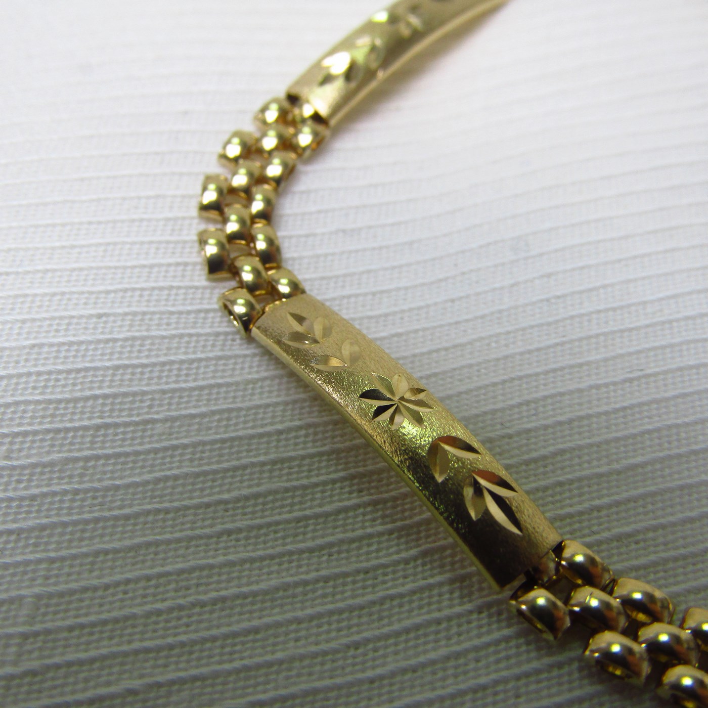 Brazalete articulado en Oro amarillo de 18k con cuatro placas decoradas en oro matizado. 6,98 gr. Brazalete articulado en Oro amarillo de 18k con cuatro placas decoradas en oro matizado. 6,98 gr.