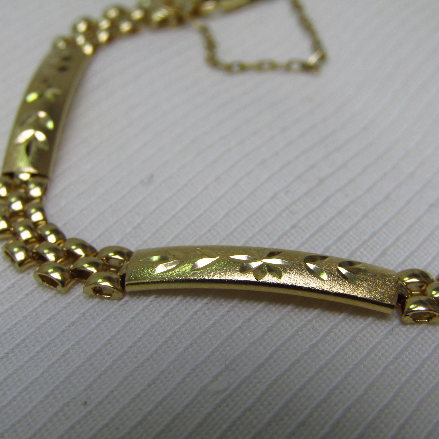 Brazalete articulado en Oro amarillo de 18k con cuatro placas decoradas en oro matizado. 6,98 gr. Brazalete articulado en Oro amarillo de 18k con cuatro placas decoradas en oro matizado. 6,98 gr.
