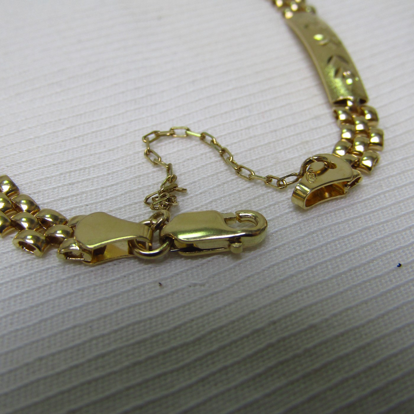 Brazalete articulado en Oro amarillo de 18k con cuatro placas decoradas en oro matizado. 6,98 gr. Brazalete articulado en Oro amarillo de 18k con cuatro placas decoradas en oro matizado. 6,98 gr.