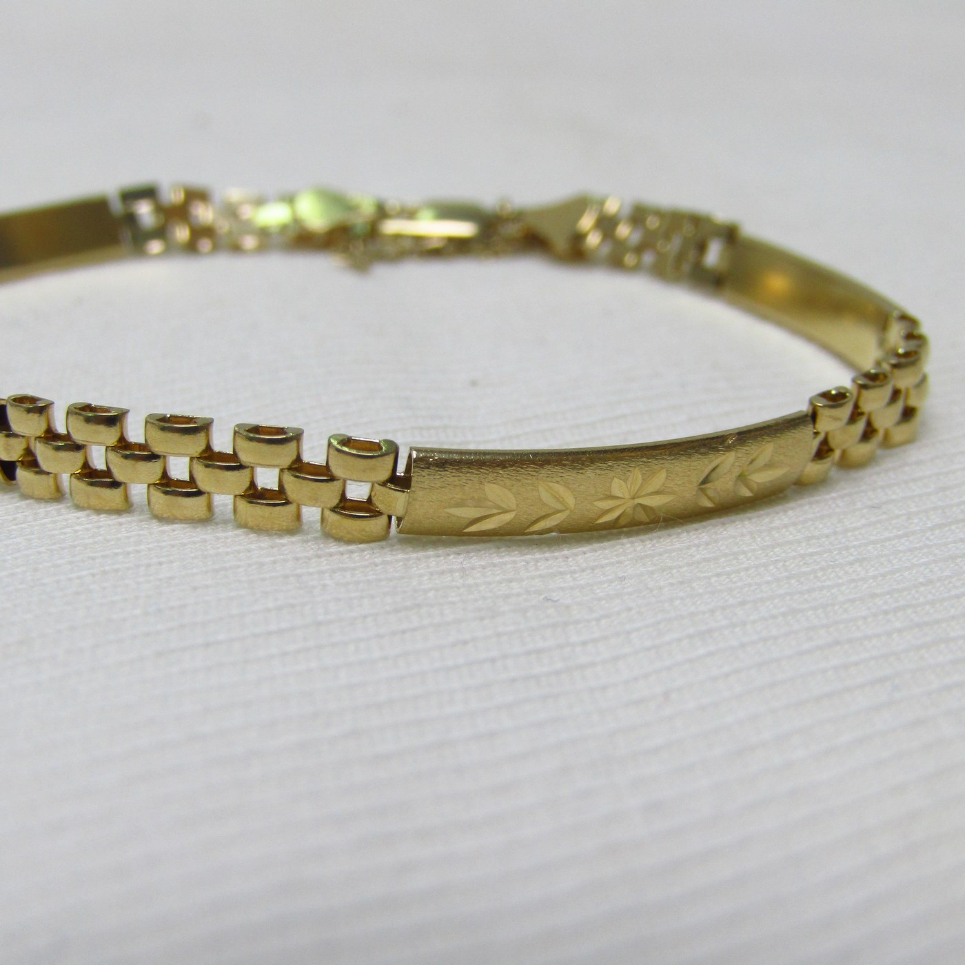 Brazalete articulado en Oro amarillo de 18k con cuatro placas decoradas en oro matizado. 6,98 gr. Brazalete articulado en Oro amarillo de 18k con cuatro placas decoradas en oro matizado. 6,98 gr.