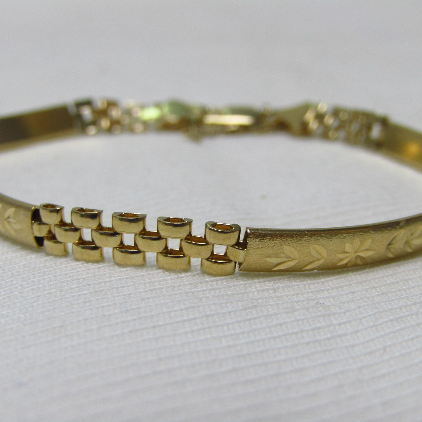 Brazalete articulado en Oro amarillo de 18k con cuatro placas decoradas en oro matizado. 6,98 gr. Brazalete articulado en Oro amarillo de 18k con cuatro placas decoradas en oro matizado. 6,98 gr.