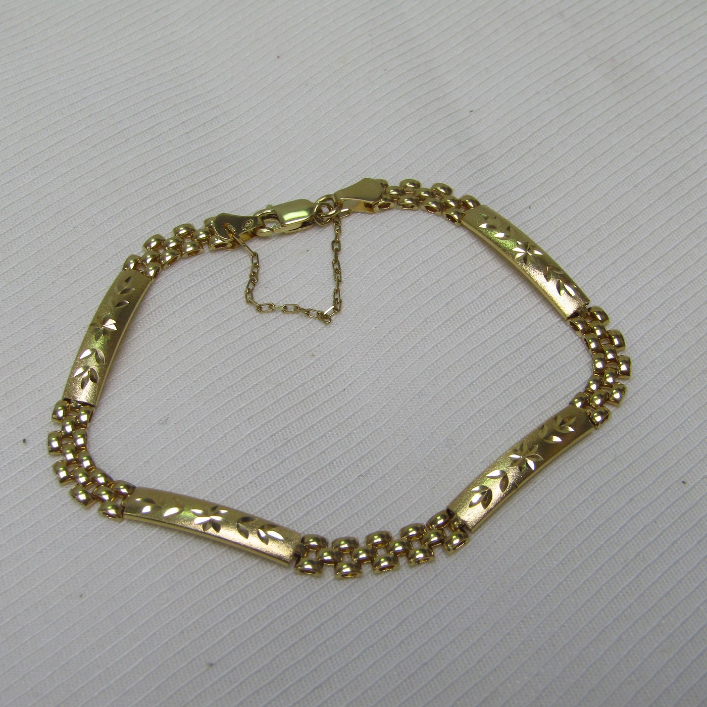 Brazalete articulado en Oro amarillo de 18k con cuatro placas decoradas en oro matizado. 6,98 gr. Brazalete articulado en Oro amarillo de 18k con cuatro placas decoradas en oro matizado. 6,98 gr.