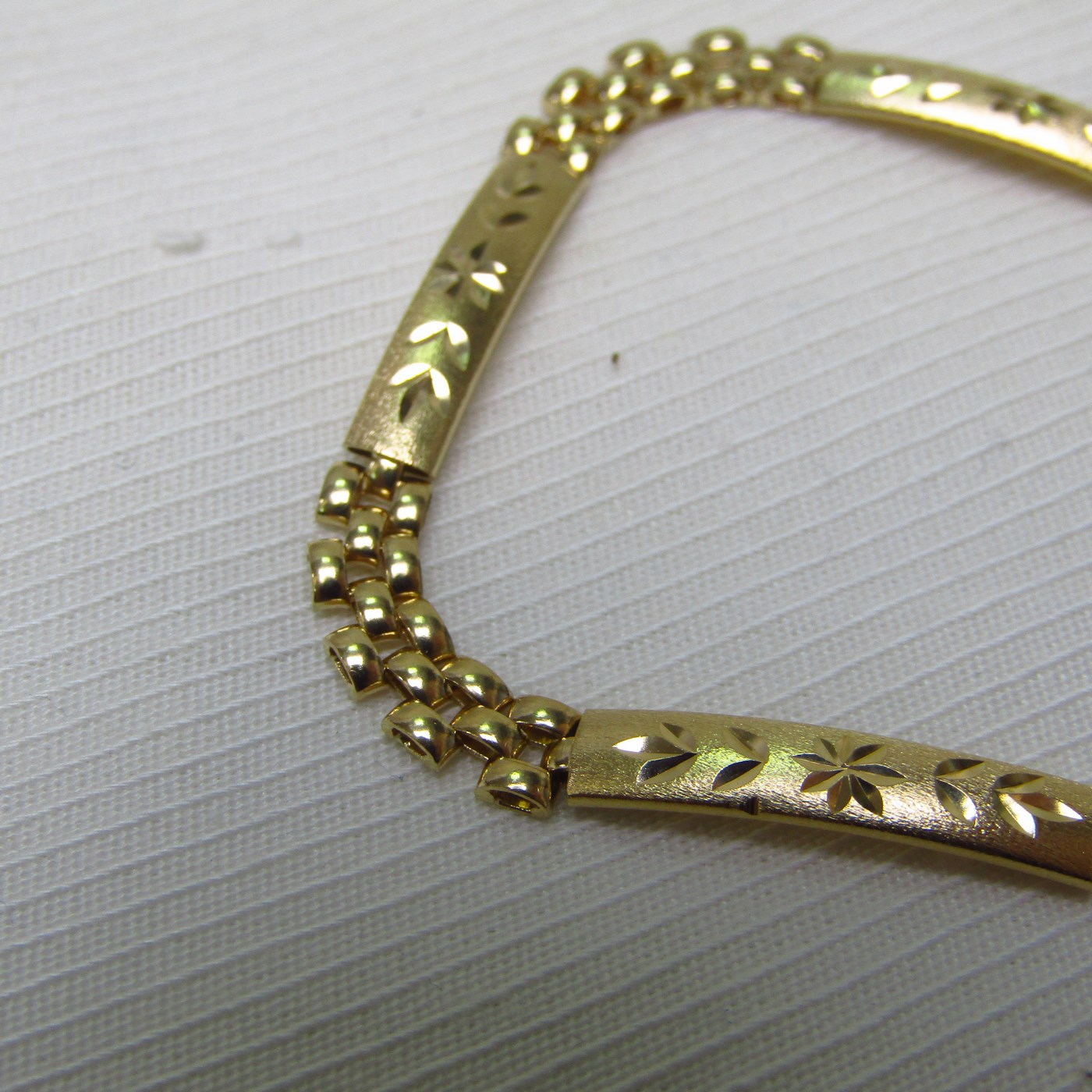Brazalete articulado en Oro amarillo de 18k con cuatro placas decoradas en oro matizado. 6,98 gr. Brazalete articulado en Oro amarillo de 18k con cuatro placas decoradas en oro matizado. 6,98 gr.