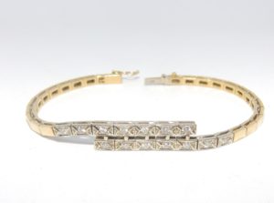 Brazalete en Oro Bicolor con 14 Diamantes de 0,55 ct. Color, I-J. Pureza, SI1.