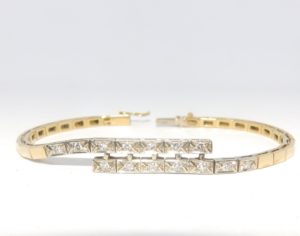 Brazalete en Oro Bicolor con 14 Diamantes de 0,55 ct. Color, I-J. Pureza, SI1.