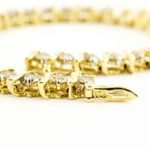 Brazalete Riviere, en Oro con 35 Diamantes talla Brillante de 4,55 ct. (CERTIFICADO IGE).