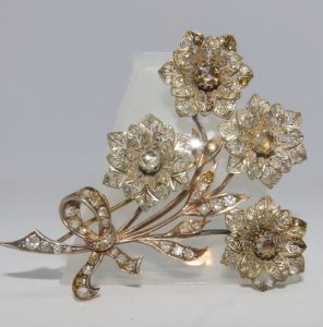 Broche Antiguo, 19th., en Oro y Plata, con 133 Diamantes Naturales, Talla Brillante y otras, con 2,62 ct. Color, H-K. Claridad, VS-SI. Certificado IGE