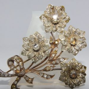 Broche Antiguo, 19th., en Oro y Plata, con 133 Diamantes Naturales, Talla Brillante y otras, con 2,62 ct. Color, H-K. Claridad, VS-SI. Certificado IGE