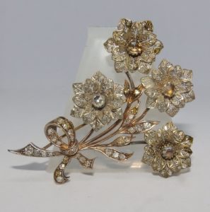 Broche Antiguo, 19th., en Oro y Plata, con 133 Diamantes Naturales, Talla Brillante y otras, con 2,62 ct. Color, H-K. Claridad, VS-SI. Certificado IGE