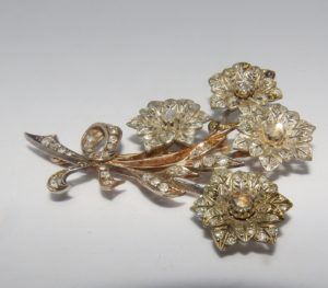 Broche Antiguo, 19th., en Oro y Plata, con 133 Diamantes Naturales, Talla Brillante y otras, con 2,62 ct. Color, H-K. Claridad, VS-SI. Certificado IGE