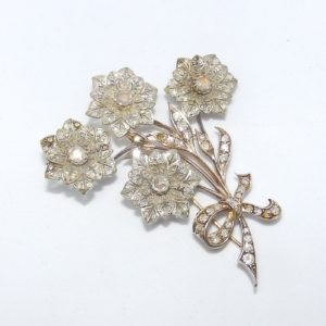 Broche Antiguo, 19th., en Oro y Plata, con 133 Diamantes Naturales, Talla Brillante y otras, con 2,62 ct. Color, H-K. Claridad, VS-SI. Certificado IGE