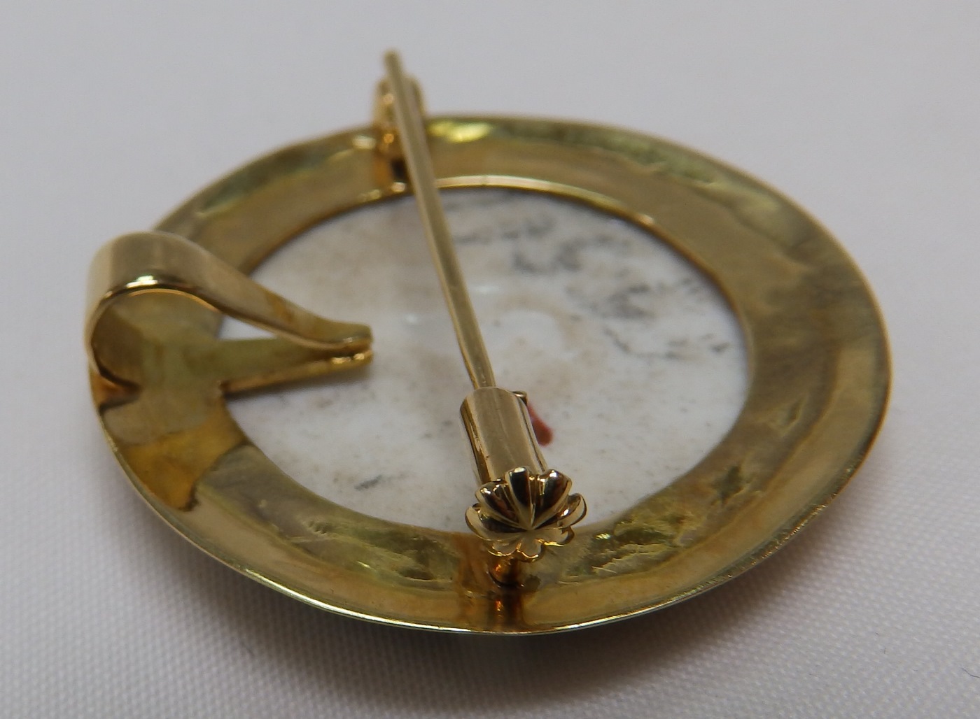 Broche de porcelana francesa, representando a Napoleón. Oro 18k. Broche de porcelana francesa, representando a Napoleón. Oro 18k.