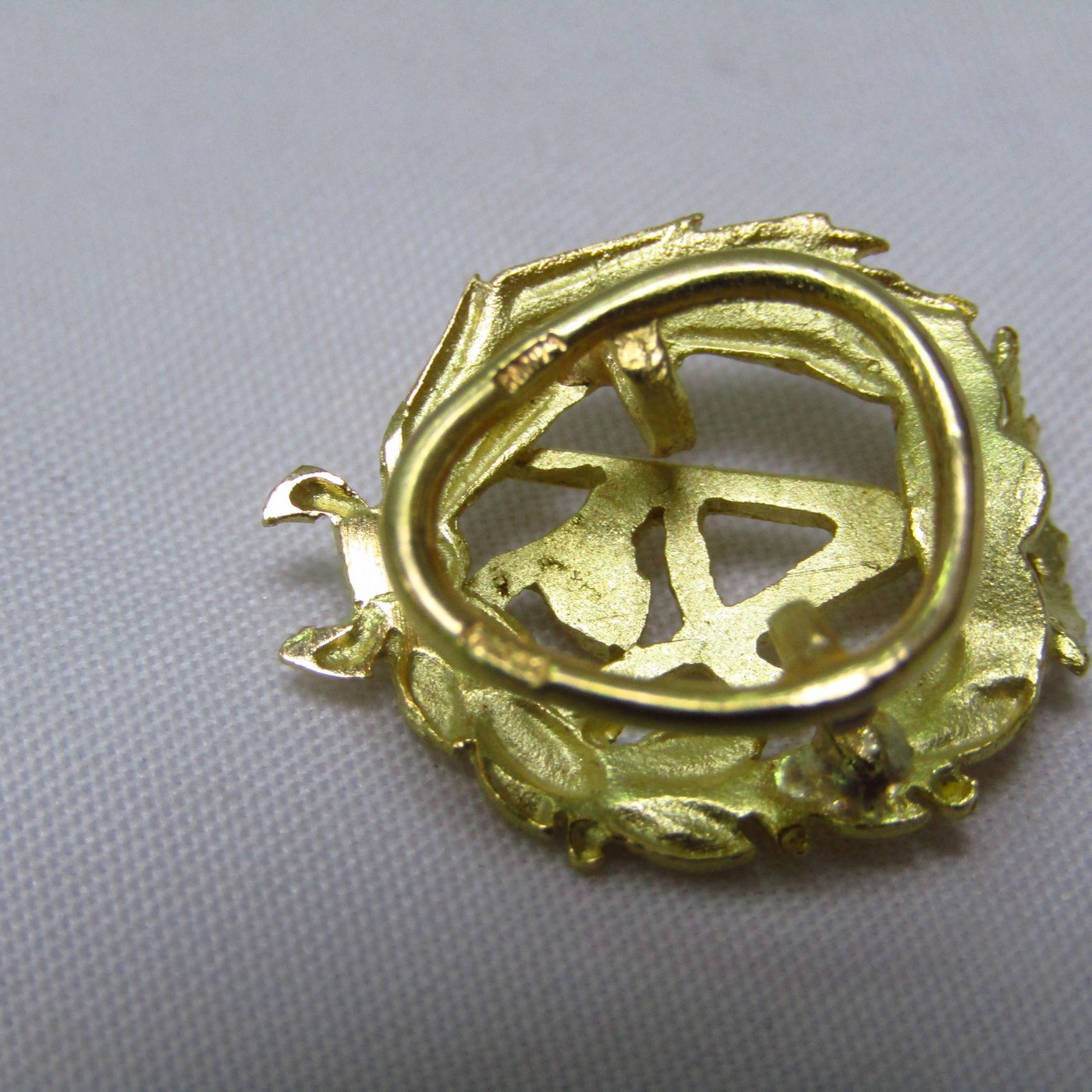 Broche de Solapa en Oro 18k, con Escudo de Arquitectura Broche de Solapa en Oro 18k, con Escudo de Arquitectura