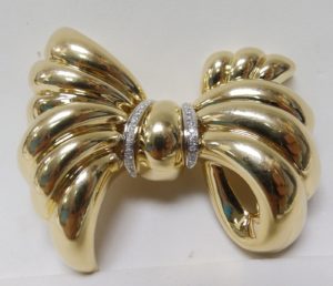 Broche en forma de lazo en Oro de 18k y 27 Diamantes talla Brillante