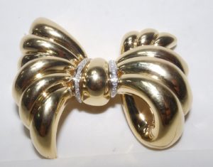 Broche en forma de lazo en Oro de 18k y 27 Diamantes talla Brillante