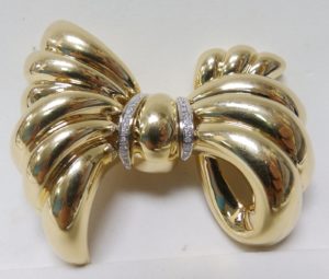 Broche en forma de lazo en Oro de 18k y 27 Diamantes talla Brillante