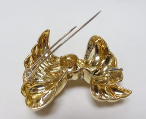 Broche en forma de lazo en Oro de 18k y 27 Diamantes talla Brillante