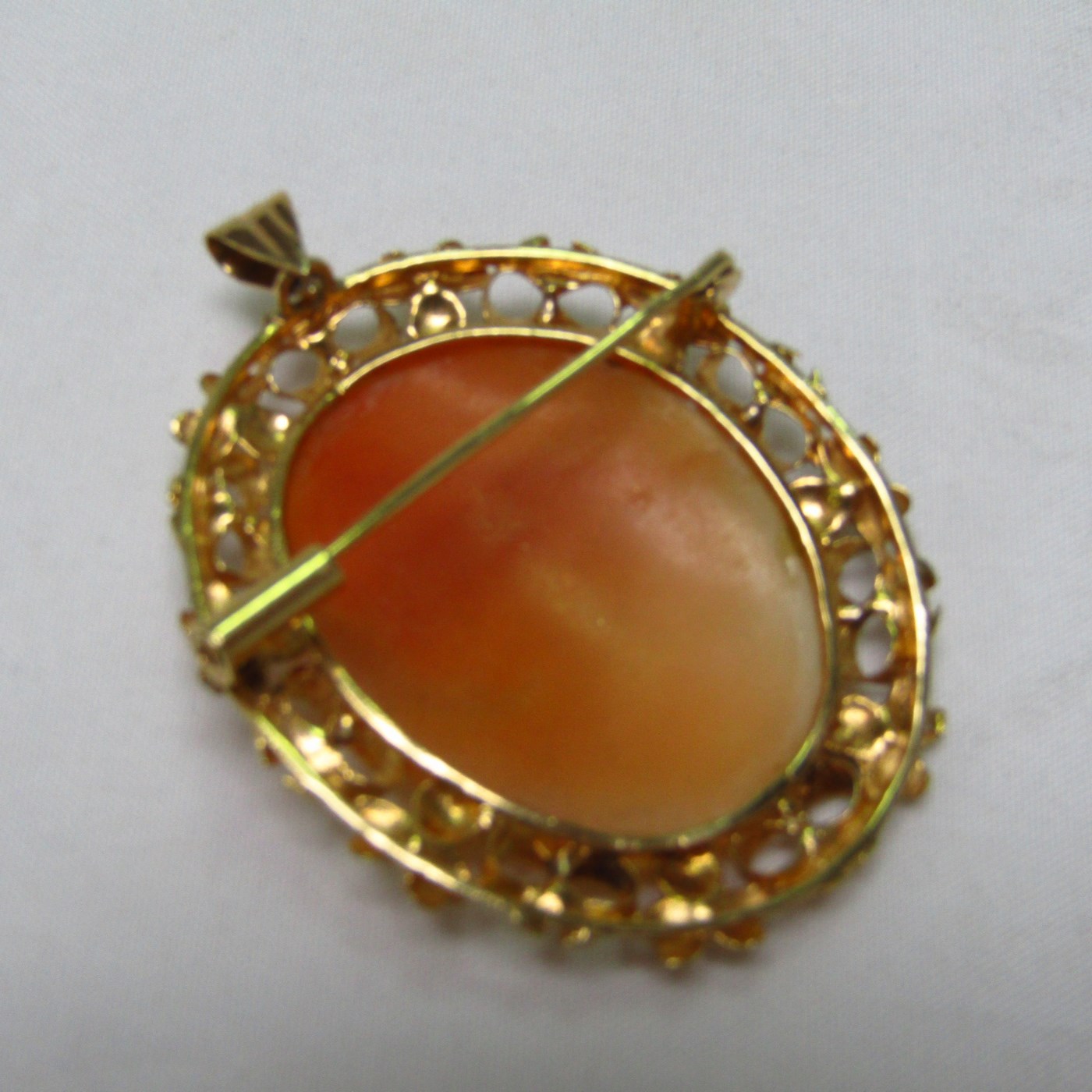 Broche o Colgante en Oro de 18k con Camafeo central de concha tallada. Broche o Colgante en Oro de 18k con Camafeo central de concha tallada.