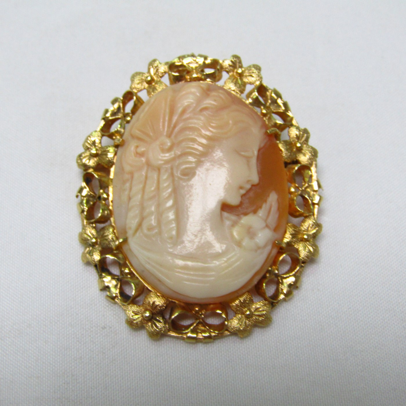 Broche o Colgante en Oro de 18k con Camafeo central de concha tallada. Broche o Colgante en Oro de 18k con Camafeo central de concha tallada.