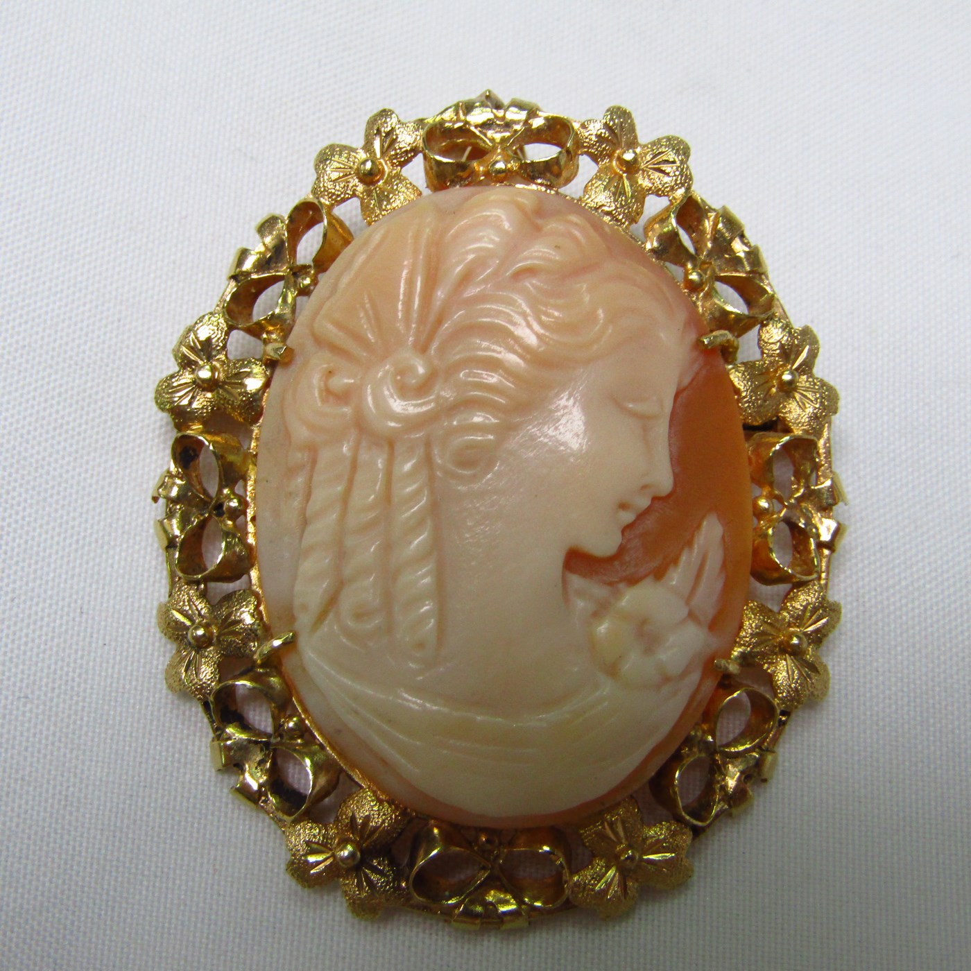 Broche o Colgante en Oro de 18k con Camafeo central de concha tallada. Broche o Colgante en Oro de 18k con Camafeo central de concha tallada.