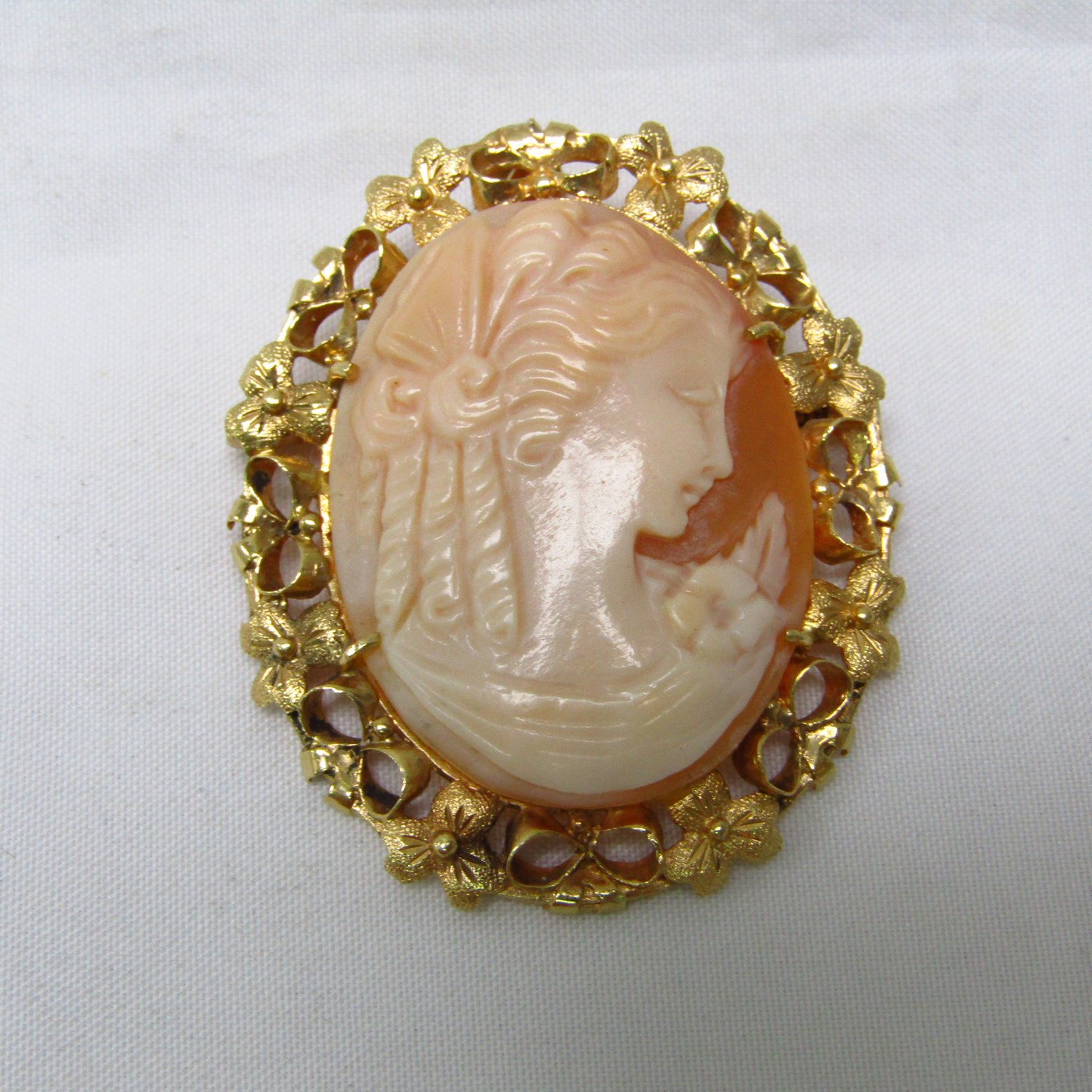 Broche o Colgante en Oro de 18k con Camafeo central de concha tallada. Broche o Colgante en Oro de 18k con Camafeo central de concha tallada.