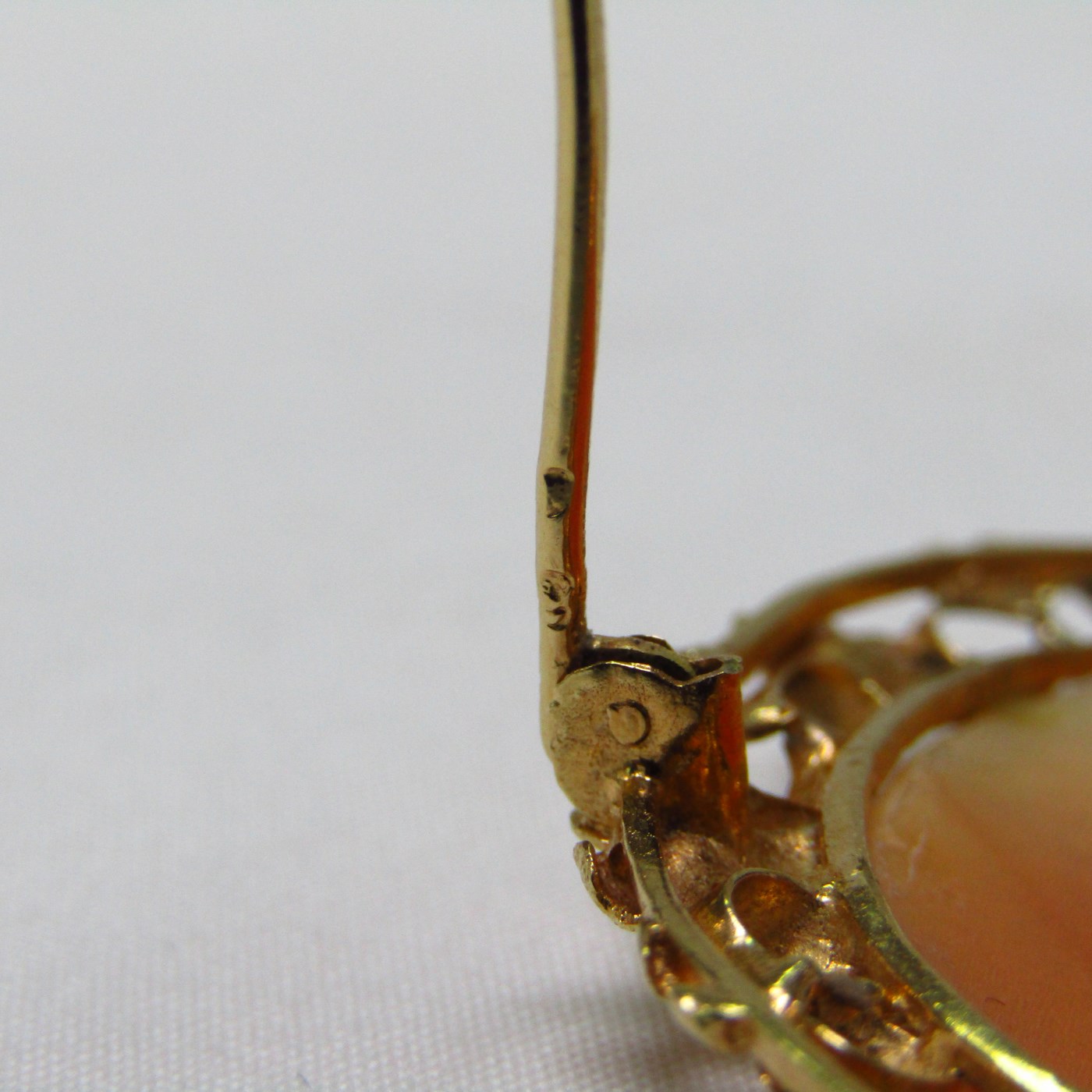 Broche o Colgante en Oro de 18k con Camafeo central de concha tallada. Broche o Colgante en Oro de 18k con Camafeo central de concha tallada.