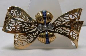 Broche para dama en forma de Lazo, en Oro de 18k y Diamantes talla Brillante Antigua.