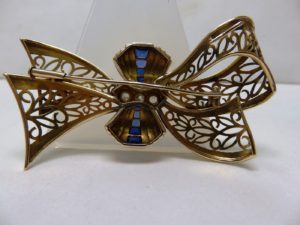 Broche para dama en forma de Lazo, en Oro de 18k y Diamantes talla Brillante Antigua.