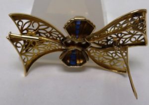 Broche para dama en forma de Lazo, en Oro de 18k y Diamantes talla Brillante Antigua.