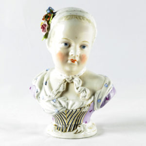 Busto en Porcelana Alemana de joven con flores.