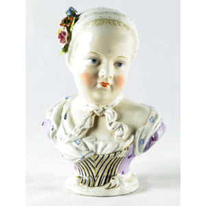 Busto en Porcelana Alemana de joven con flores.