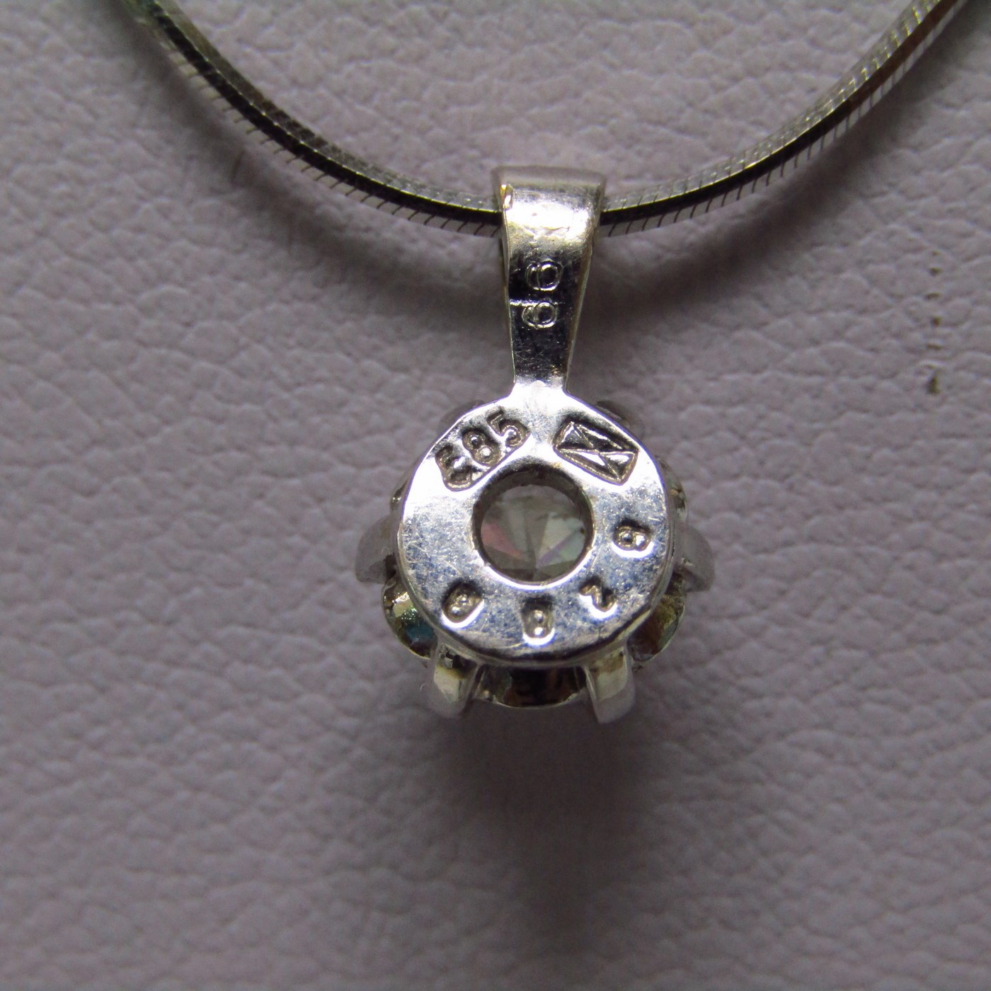 Cadena Articulada en Oro Blanco de 18k con Diamante Natural talla Brillante 0,5 ct. (H-I/SI1). 5,53 gr. Cadena Articulada en Oro Blanco de 18k con Diamante Natural talla Brillante 0,5 ct. (H-I/SI1). 5,53 gr.