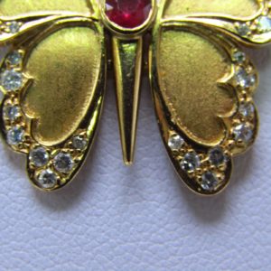 Cadena con colgante integrado, en Oro de 18k. en forma de Mariposa, con Rubí central de 0,60 ct. y 38 Diamantes talla Brillante de 1,10 ct. (I-J/SI1). 13,60 gr.