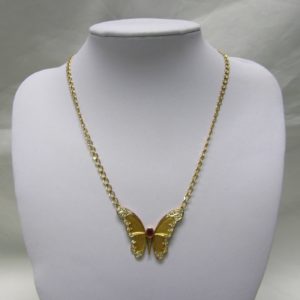 Cadena con colgante integrado, en Oro de 18k. en forma de Mariposa, con Rubí central de 0,60 ct. y 38 Diamantes talla Brillante de 1,10 ct. (I-J/SI1). 13,60 gr.