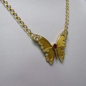 Cadena con colgante integrado, en Oro de 18k. en forma de Mariposa, con Rubí central de 0,60 ct. y 38 Diamantes talla Brillante de 1,10 ct. (I-J/SI1). 13,60 gr.