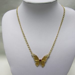 Cadena con colgante integrado, en Oro de 18k. en forma de Mariposa, con Rubí central de 0,60 ct. y 38 Diamantes talla Brillante de 1,10 ct. (I-J/SI1). 13,60 gr.