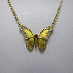 Cadena con colgante integrado, en Oro de 18k. en forma de Mariposa, con Rubí central de 0,60 ct. y 38 Diamantes talla Brillante de 1,10 ct. (I-J/SI1). 13,60 gr.