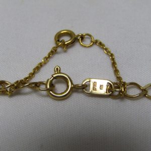 Cadena con colgante integrado, en Oro de 18k. en forma de Mariposa, con Rubí central de 0,60 ct. y 38 Diamantes talla Brillante de 1,10 ct. (I-J/SI1). 13,60 gr.