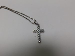 Cadena con Cruz Latina en Oro Blanco, con 12 Diamantes talla Brillante de 1 ct. - Color, H. Pureza, VS1
