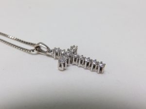 Cadena con Cruz Latina en Oro Blanco, con 12 Diamantes talla Brillante de 1 ct. - Color, H. Pureza, VS1