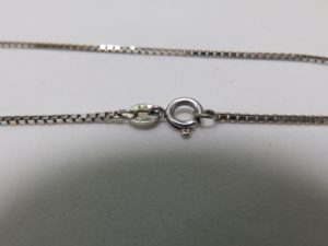 Cadena con Cruz Latina en Oro Blanco, con 12 Diamantes talla Brillante de 1 ct. - Color, H. Pureza, VS1