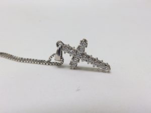 Cadena con Cruz Latina en Oro Blanco, con 12 Diamantes talla Brillante de 1 ct. - Color, H. Pureza, VS1