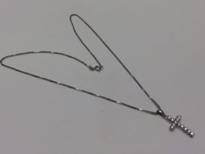 Cadena con Cruz Latina en Oro Blanco, con 12 Diamantes talla Brillante de 1 ct. - Color, H. Pureza, VS1