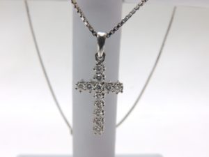 Cadena con Cruz Latina en Oro Blanco, con 12 Diamantes talla Brillante de 1 ct. - Color, H. Pureza, VS1