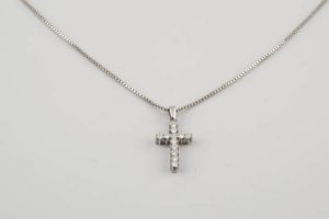 Cadena con Cruz Latina en Oro Blanco, con 12 Diamantes talla Brillante de 1 ct. - Color, H. Pureza, VS1