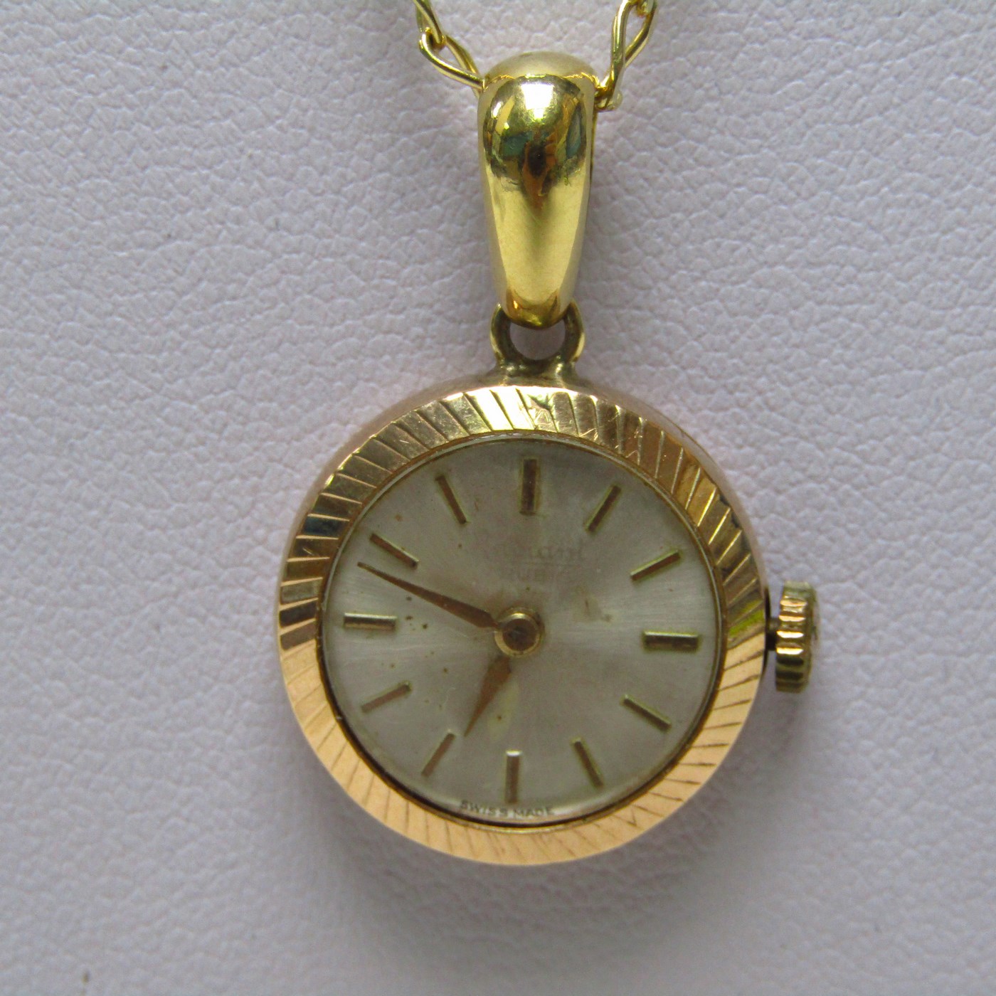 Cadena de Oro 18k. con Reloj Suizo de colgar, Radiant INCABLOC, lepine y remontoir. Pps. siglo XX.