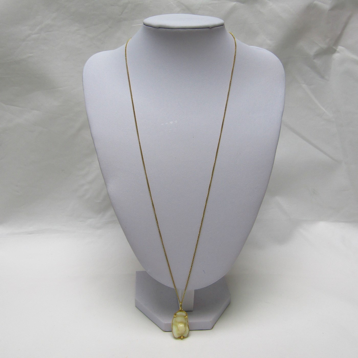 Cadena de Oro amarillo de 18k con amuleto (colgante de Otolito o Hueso de corvina). 9.83 gr. Cadena de Oro amarillo de 18k con amuleto (colgante de Otolito o Hueso de corvina). 9.83 gr.